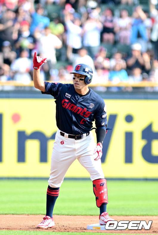 [OSEN=잠실, 최규한 기자] 8일 서울 잠실야구장에서 ‘2025 신한 SOL Bank KBO리그’ 두산 베어스와 롯데 자이언츠의 경기가 열렸다.홈팀 두산은 곽빈, 방문팀 롯데는 알렉 감보아를 선발로 내세웠다.1회초 2사 3루 상황 롯데 전준우가 선제 1타점 왼쪽 2루타를 날리고 2루에 안착해 기뻐하고 있다. 2025.06.08 / dreamer@osen.co.kr