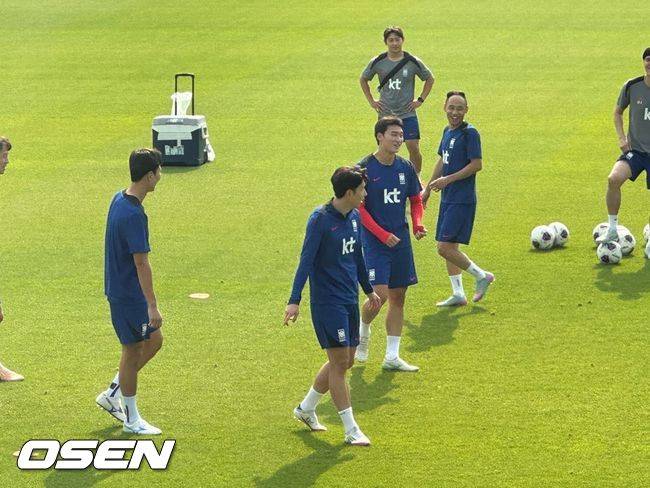 [사진] 훈련 중 모범을 보이는 손흥민