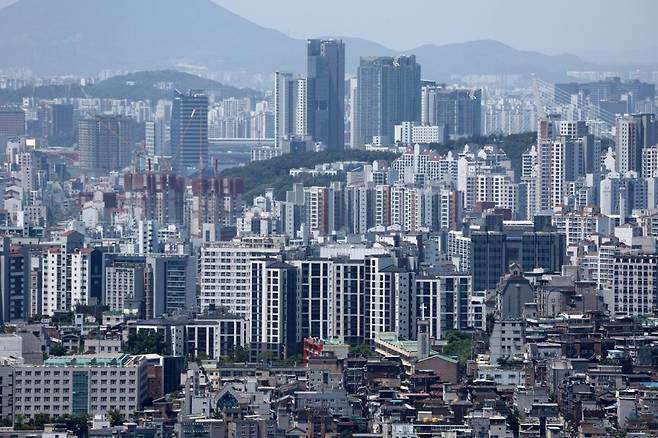 4일 서울 남산에서 바라본 아파트 등 모습. 새 정부의 부동산·건설 분야 최대 과제는 부동산 시장 안정화와 건설 경기 회복이다. 연합뉴스