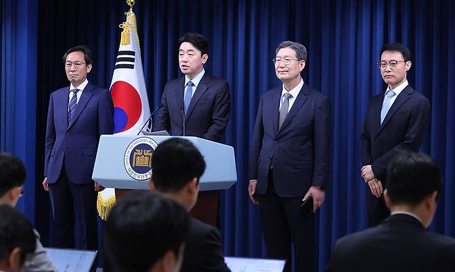 강훈식 대통령 비서실장이 8일 서울 용산구 대통령실 청사에서 수석급 인선 발표를 하고 있다. 뉴스1