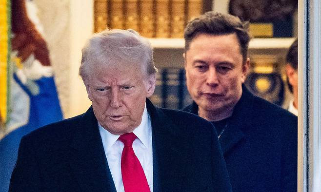 지난 2025년 3월 14일, 도널드 트럼프 미국 대통령(왼쪽)과 일론 머스크 테슬라 최고경영자가 워싱턴 DC 백악관 집무실을 나서고 있다.&nbsp;AFP연합뉴스