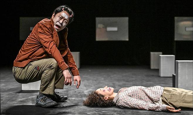 연극 ‘유령’ 첫 장면에서 무연고 사망자로 영안실에 방치될 운명인 배명순(이지하 분)이 자신을 폭행한 남편 오상필(강신구 분)의 억지소리를 듣고 있다.고선웅이 연출한 연극 ‘유령’은 낮은 곳, 약한 자에 대한 연민과 무연고 사망자 문제에 대한 관심을 촉구한다. 세종문화회관 제공