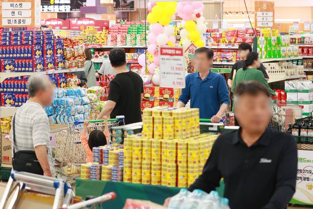 지난 5일 서울의 한 대형마트를 찾은 시민들이 장을 보고 있다. 연합뉴스