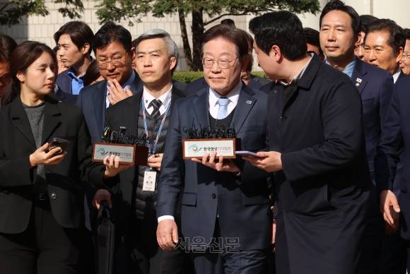 공직선거법상 허위사실공표 혐의로 기소된 이재명 당시 더불어민주당 대표가 지난 3월 26일 오후 서울 서초구 서울고등법원에서 열린 항소심 선고공판에서 무죄를 선고 받은 뒤 법원을 나서고 있다. 2025.3.26 사진공동취재단