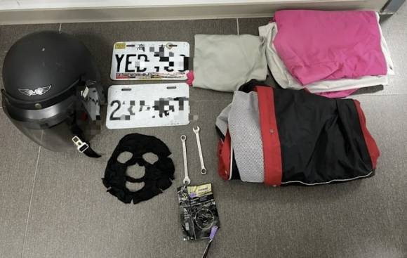 대만에서 배달 라이더들의 명의를 도용해 배달 플랫폼 계정을 만든 뒤 마스크팩을 쓴 채 안면인식에 성공해 라이더들의 배달 주문 200여만원어치를 가로챈 쑤모 씨가 사용한 마스크와 헬멧 등. 자료 : 대만 중톈신문망