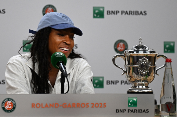 코코 고프가 7일(현지시간) 프랑스 파리 롤랑가로스 스타디움에서 프랑스오픈 여자 단식 우승 직후 인터뷰에서 소감을 말하고 있다. 파리 AFP 연합뉴스