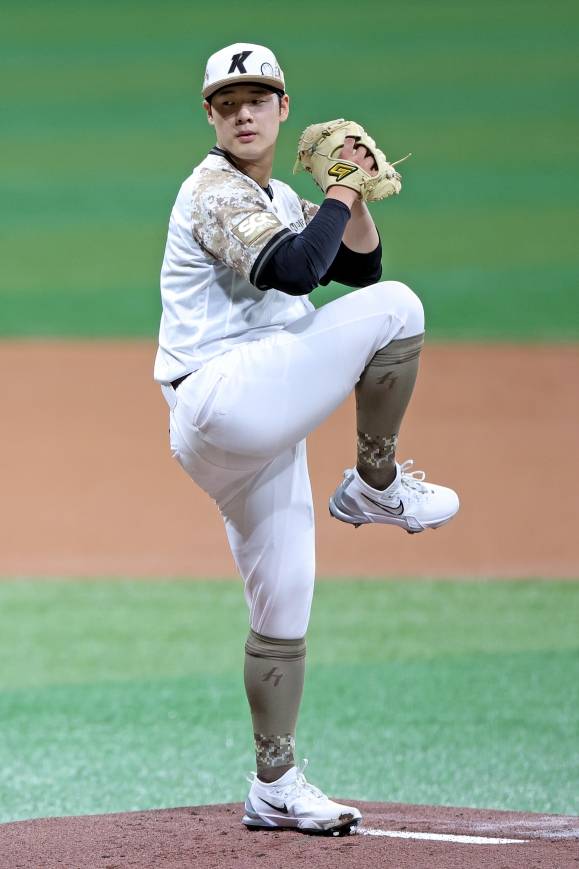 키움 히어로즈 정현우가 8일 서울 고척스카이돔에서 열린 2025 KBO리그 정규시즌 LG 트윈스와의 홈 경기에서 공을 던지고 있다. 뉴시스