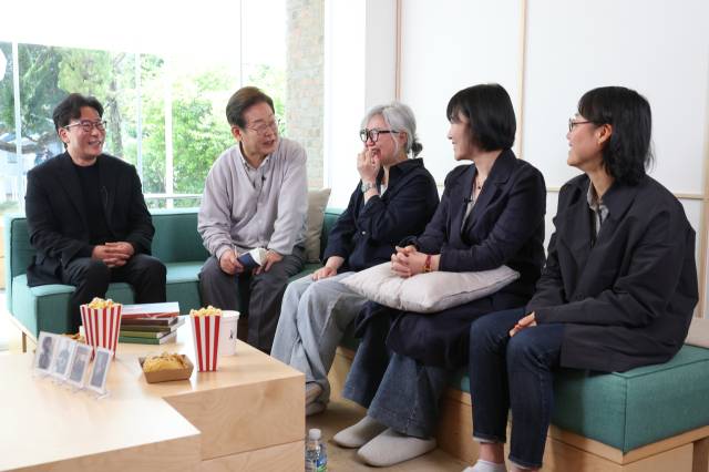 더불어민주당 이재명 대선 후보가 '골목골목 경청투어: 국토종주편'에 나선 5월 7일 전북 전주시 완산구의 한 카페에서 열린 K콘텐츠 산업 진흥 간담회에 참석하고 있다. 왼쪽부터 윤제균 감독, 이 후보, 김은숙 작가, 박해영 작가, 정주리 감독. 공동취재