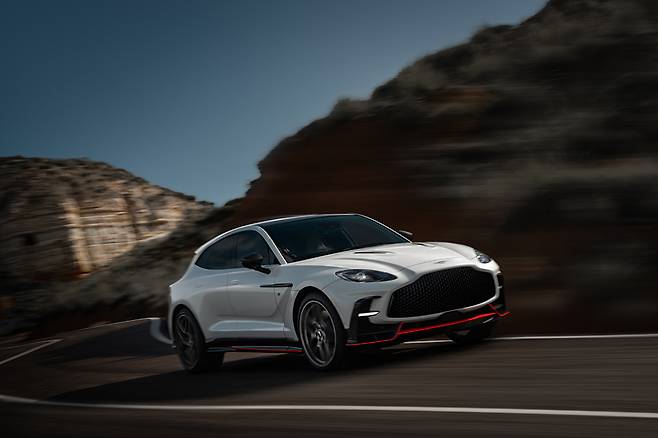 애스턴마틴 DBX S