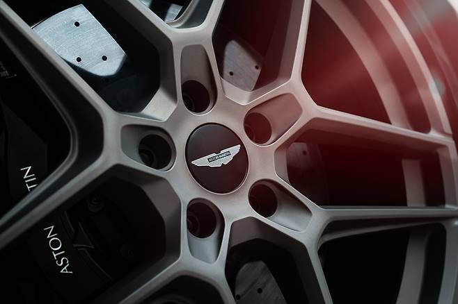 애스턴마틴 DBX S