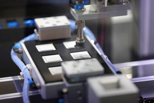 반도체 박람회에 전시된 반도체 장비가 작동 방식을 시연하고 있다. 연합뉴스