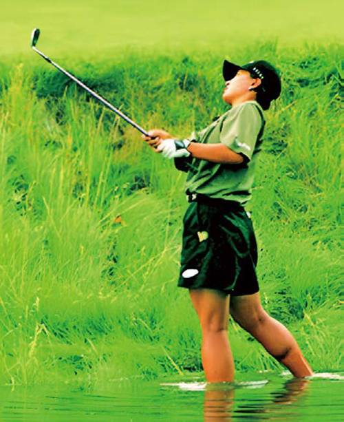 박세리가 1998년 US여자오픈에서 물속에서 양말 벗고 샷을 하는 모습 ⓒ뉴스뱅크