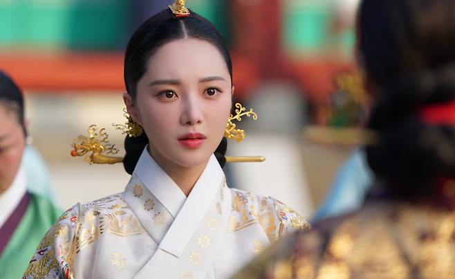 SBS 드라마 ‘귀궁’에서 중전 박씨 역을 연기한 배우 한소은의 출연장면. 사진 SBS