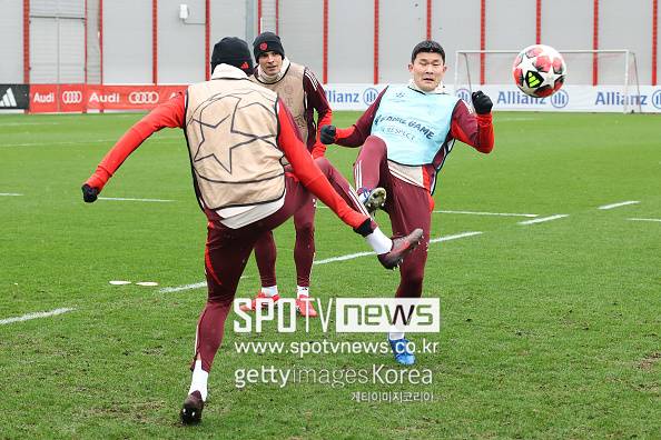 과연 역대급 수비수다. 프랑스 매체 ‘풋 메르카토’는 “파리 생제르맹이 수비 보강을 위해 김민재 영입을 검토하고 있으며, 루이스 캄포스 단장이 최근 김민재의 에이전트를 직접 만났다”고 전했다.&nbsp;보도에 따르면 파리 생제르맹은 오른쪽 중앙 수비 보강에 대한 적합한 자원을 찾는 중이다.&nbsp; 마르퀴뉴스가 미래를 고민 중인 상황 속에 김민재가 대안으로 거론되고 있다. 공식 제안까지 이뤄진 단계는 아니지만 PSG 고위층이 에이전트와 협상을 통해 김민재 측 생각을 파악한 것으로 보인다.&nbsp;이는 파리 생제르맹이 김민재 영입을 단순한 관심 차원을 넘어 실질적인 협상 단계로 끌어올렸다는 신호로 해석된다.&nbsp;