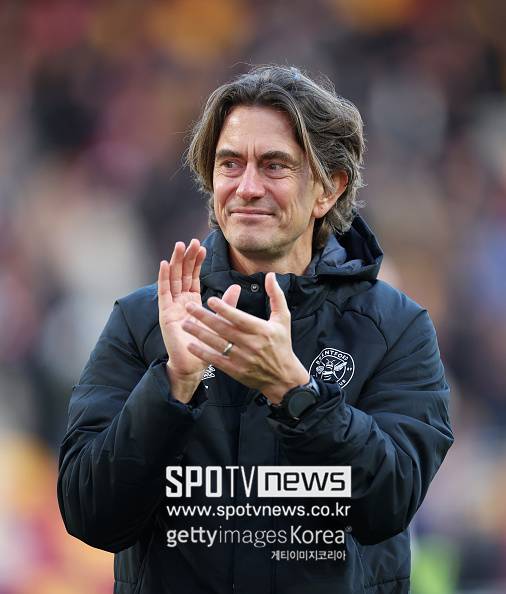 ▲ 현재 토트넘은 안지 포스테코글루 감독을 경질하고 새 사령탑 선임을 위한 작업에 착수한 상태다. 후임 감독으론 토마스 프랑크(사진) 브렌트포드 감독이 최유력 후보로 거론된다. 프랑크 감독은 젊은 피 육성과 조직 중심 전술 운용에 일가견이 있다는 평을 받는다. 다니엘 레비 토트넘 회장은 바이아웃 1000만 유로(약 155억 원)를 발동해 덴마크 국적 지도자 영입에 나설 것으로 알려졌다.