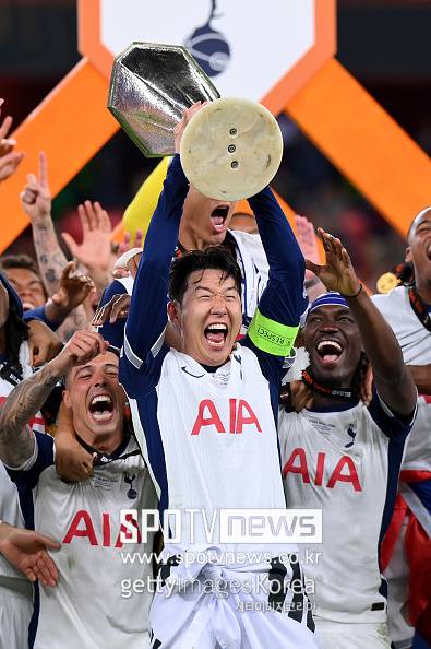 ▲ 2015년 8월 바이어 레버쿠젠을 떠나 북런던에 입성한 손흥민은 그간 공식전 454경기 173골 95도움을 쓸어 담았다. 토트넘 역대 출전 5위, 최다골 4위, 최다도움 1위에 빛나는 눈부신 발자취를 쌓았다. 2023년부턴 정식 주장으로 선임돼 팀을 이끌었고 이번 시즌엔 유로파리그 우승을 공헌해 팀에 17년 만에 트로피를 안겼다.&nbsp;다만 2년 전에 이어 다시 한 번 '오일 머니'와 연결돼 혹할 만한 제안을 받은 것이 토트넘이 손흥민과 동행을 고민하기 시작한 배경으로 꼽힌다.