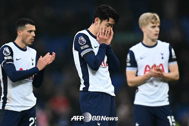 팀 패배 후 아쉬워하고 있는 토트넘 주장 손흥민(가운데). /AFPBBNews=뉴스1