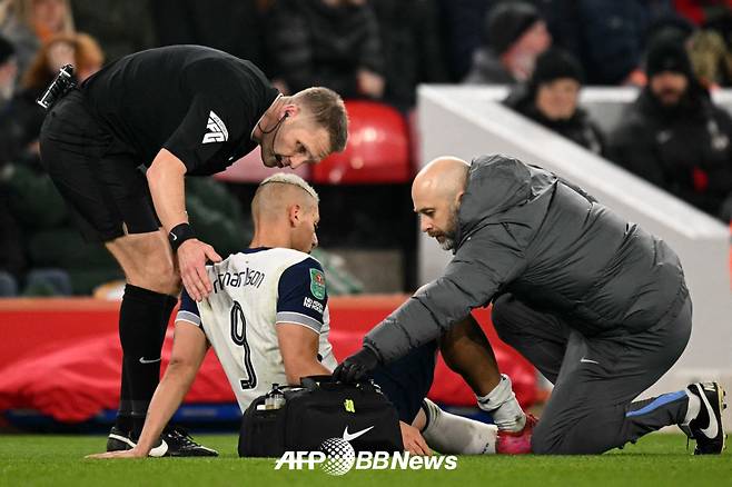 토트넘 히샬리송(가운데)의 부상 상태를 확인하고 있는 토트넘 의료 스태프. /AFPBBNews=뉴스1