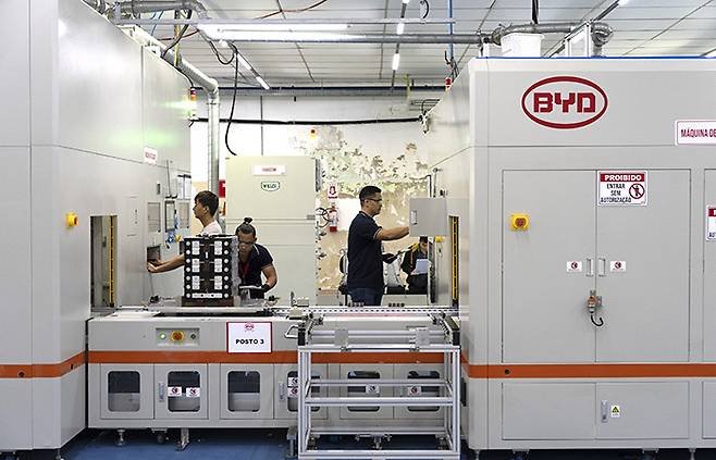 중국 배터리 기업들의 해외 진출이 늘고 있다. 사진은 브라질의 BYD 배터리 생산 공장.[사진｜뉴시스]