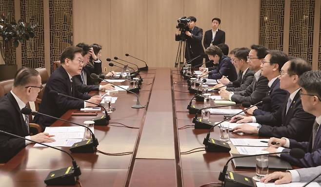 이재명 대통령이 4일 서울 용산 대통령실 청사에서 '비상경제점검 TF 회의'를 주재하고 있다. [사진 | 뉴시스]