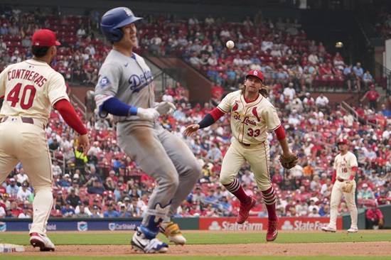 LA 다저스 유틸리티 플레이어 김혜성이 8일 2025 메이저리그 세인트루이스전에 9번 타자 중견수로 선발 출전해 4타수 2안타 1도루를 기록했다. 발목 부상으로 4경기 만에 다시 경기에 출전한 김혜성은 KBO리그 MVP 출신 에릭 페디와 맞대결에서 안타 한 개를 생산했다. 연합뉴스