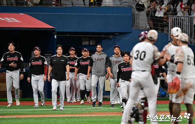 7일 오후 서울 구로구 고척스카이돔에서 열린 '2025 신한 SOL Bank KBO리그' LG 트윈스와 키움 히어로즈의 경기, 키움이 8이닝 1실점을 기록한 알칸타라의 호투에 힘입어 LG에 4:1로 승리하며 4연승을 기록했다. 경기종료 후 LG 선수들이 그라운드로 나오고 있다. 엑스포츠뉴스DB