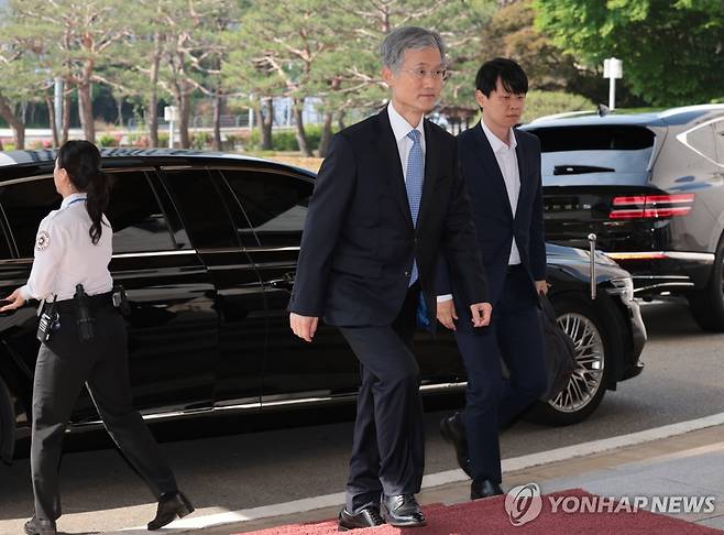 출근하는 조희대 대법원장 (서울=연합뉴스) 김인철 기자 = 전국법관대표회의가 열리는 26일 조희대 대법원장이 서울 서초구 대법원으로 출근하고 있다. 2025.5.26 yatoya@yna.co.kr