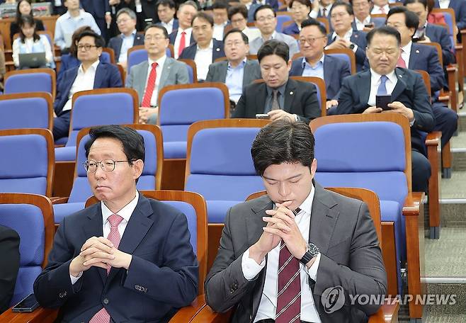 생각에 잠긴 김용태 비상대책위원장 (서울=연합뉴스) 류영석 기자 = 국민의힘 김용태 비상대책위원장이 5일 서울 여의도 국회에서 열린 의원총회에 참석해 잠시 생각에 잠겨 있다. 2025.6.5 ondol@yna.co.kr