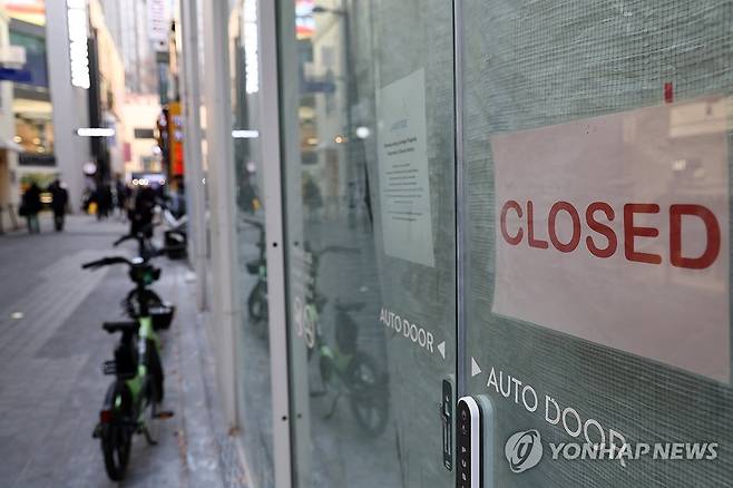 새해가 더 걱정…자영업 대출 1천64조·연체 18조원 '역대최대' (서울=연합뉴스) 윤동진 기자 = 최근 5년 가까이 코로나19 대유행과 소비 부진 충격을 금융기관 대출로 버텨온 자영업자들이 속속 한계를 맞고 있다.
이들은 금융권에서 1천64조원 넘게 빌렸지만, 현재 18조원 이상의 원리금을 갚지 못하고 있는 것으로 확인됐다. 대출 잔액과 연체액 모두 통계 집계 이래 역대 최대 규모다. 사진은 29일 서울 명동 거리 모습. 2024.12.29 mon@yna.co.kr