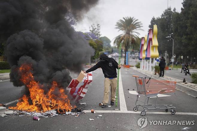 LA에서 ICE 단속에 반발하는 대규모 시위대 [AP=연합뉴스. 재판매 및 DB 금지]