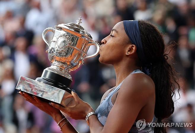 우승컵에 키스하는 고프 [UPI=연합뉴스]