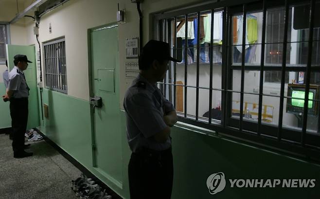 교도소에서 근무하는 교도관들(2006년) ※ 이 사진은 기사의 특정한 내용과는 무관함 [연합뉴스 자료사진]