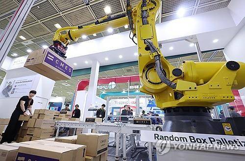 물품 분류·전달에 적용된 AI 시스템 시연 장면 [연합뉴스 자료사진]