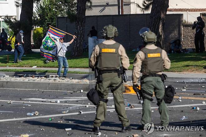LA 이민 단속 반대 시위 (LA AFP=연합뉴스) 7일(현지시간) LA에서 이어진 이민 단속 반대 시위. 2025.06.08