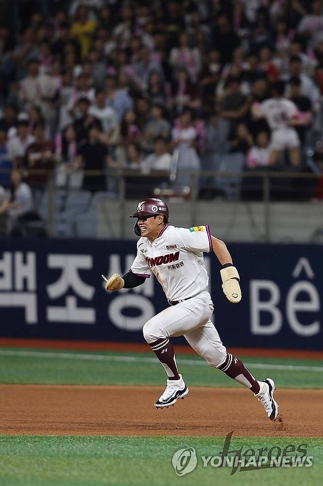 키움 송성문, 29연속 도루 성공…이종범과 최다 기록 타이 (서울=연합뉴스) 프로야구 키움 히어로즈의 간판타자 송성문이 28년 묵은 KBO리그 도루 기록을 깨웠다. 송성문은 22일 서울 고척스카이돔에서 열린 2025 프로야구 삼성 라이온즈와 홈경기에서 6회 2사 후 우전안타를 치고 나간 뒤 2루 도루에 성공했다. 이로써 송성문은 2023년 8월 13일 잠실 LG 트윈스 경기부터 29연속 도루에 성공, 1997년 이종범이 작성한 KBO리그 역대 최다 연속 도루 기록과 타이를 이뤘다. 2025.5.22 [키움히어로즈 제공. 재판매 및 DB 금지] photo@yna.co.kr