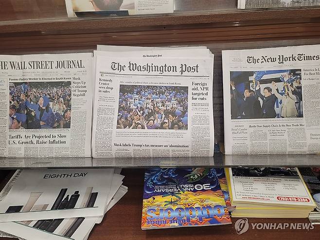 '이재명 대통령 당선' 1면에 실은 미국 신문들 (워싱턴=연합뉴스) 조준형 특파원 = 4일(현지시간) 미국 버지니아주 맥클린 소재 한 마트의 신문 가판대에 이재명 대통령 당선 관련 사진을 1면에 실은 미국 신문들이 진열돼 있다. 
    사진은 1면에 이 대통령 당선 관련 기사와 사진을 실은 월스트리트저널(왼쪽부터), 워싱턴포스트, 뉴욕타임스. 2025.6.5 jhcho@yna.co.kr