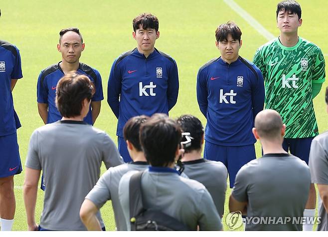 손흥민과 이강인 (파주=연합뉴스) 서명곤 기자 = 8일 파주 국가대표트레이닝센터(NFC)에서 북중미 월드컵 예선 최종전을 앞둔 축구 국가대표팀 손흥민과 이강인이 홍명보 감독의 지시를 듣고 있다. 2025.6.8 seephoto@yna.co.kr