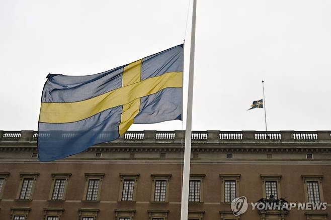 총격 참사에 조기 게양한 스웨덴 왕궁 [EPA 연합뉴스 자료사진. 재판매 및 DB 금지]