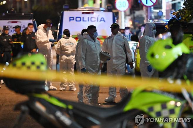 콜롬비아 미구엘 우리베 상원의원 총격 현장 (보고타 AFP=연합뉴스) 7일(현지시간) 콜롬비아 보고타 시내에서 발생한 미구엘 우리베 의원 총격 현장. 2025.06.08