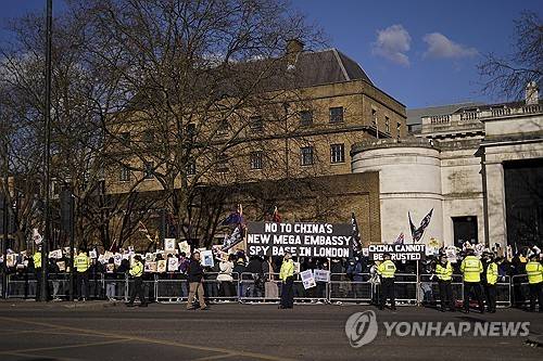런던 내 중국 대사관 신축 계획을 반대하는 시위대  [AP=연합뉴스 자료사진. 재판매 및 DB금지]