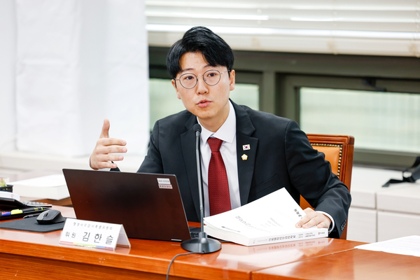 김한슬(국) 의원이 9일 행정사무감사에서 기획예산담당관에게 질의하고 있다. /구리시의회 제공