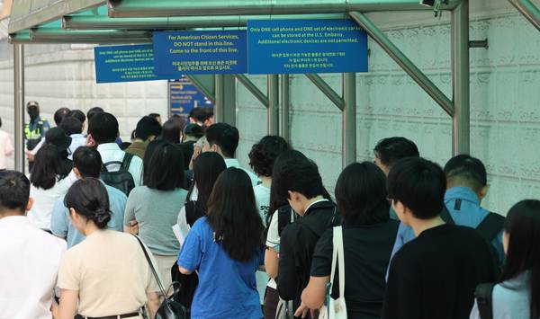 사진은 지난달 28일 서울 종로구 주한 미국대사관 앞에서 미국 비자를 발급받으려는 사람들이 줄을 서 있는 모습. 2025.5.28 /연합뉴스