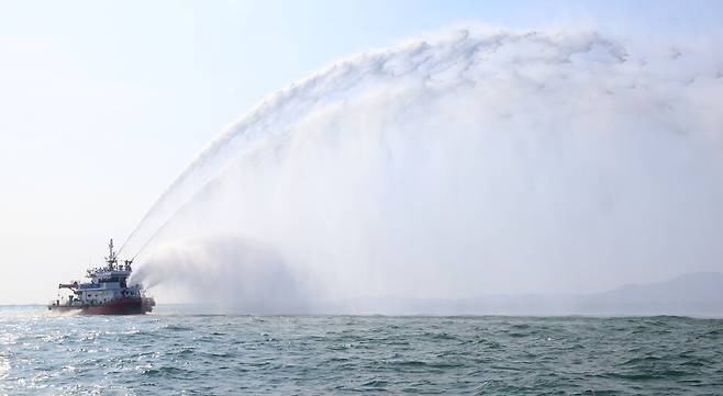 ▲&nbsp;9일 인천 중구 인천대교 일대에서 인천 소방정 703호가 시범 방수를 하고 있다. 이번에 새로 교체된 소방정 703호는 인천 도서지역을 포함한 인근 해역에 투입돼 선박 화재와 인명 피해 등 해양 사고에 대응한다. /이재민 기자 leejm@incheonilbo.com