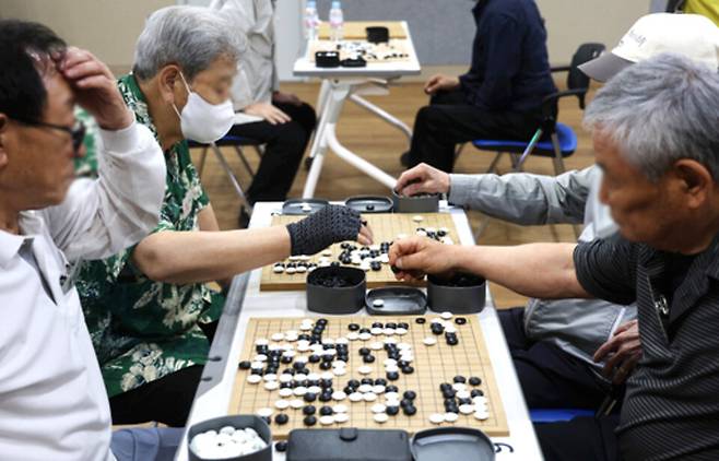 ▲ 9일 부산 금정구경로회관에서 열린 제31회 노인 장기·바둑 대회에서 어르신들이 바둑을 두고 있다. /연합뉴스