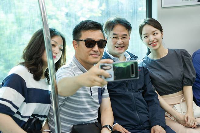 시민들과 함께 서해선에 탑승한 이동환 고양시장이 기념촬영을 하고 있다. 사진=고양시청