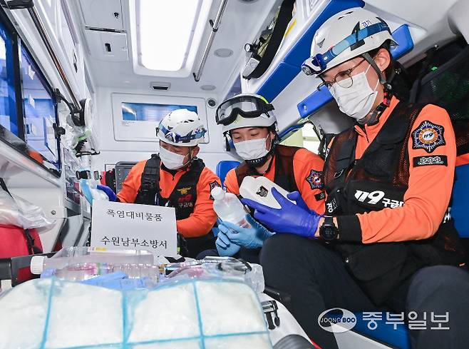 9일 오전 수원시 권선구 수원남부소방서에서 남부119안전센터 이윤호 소방장, 백지민 소방교, 이진성 소방사가 얼음조끼와 아이스팩 등 폭염 대비 물품을 점검하고 있다. 임채운기자