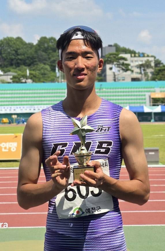 9일 경북 예천스타디움 육상경기장에서 열린 제53회 KBS배 전국육상경기대회 남고부 110m 허들서 우승한 김민혁(경기모바일과학고)가 기념사진을 찍고 있다. 사진=경기모바일과학고등학교