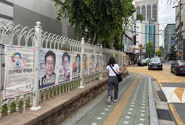 9일 오전 8시께 찾은 인천시 남동구 구월동 구월여자중학교에 게시된 선거벽보는 대선 종료가 일주일이 다되가도록 철거되지 않고 방치돼 있었다.