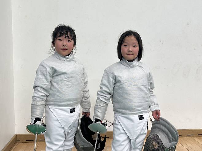 '2025 대전광역시장기 전국생활체육 펜싱대회' 초등1~2학년 여자부 결승에서 만난 최승희(왼쪽), 최승연(오른쪽) 자매./사진=최화진 기자
