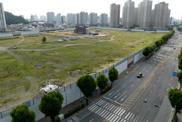 8일 광주시 동구 학동4구역 재개발 현장. 울타리 너머 재개발 부지는 지난해 건물이 모두 철거된 이후 텅 비어있는 상태다.   /최현배 기자 choi@kwangju.co.kr